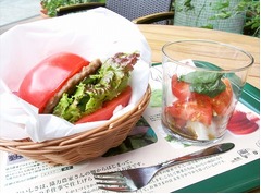モスがトマトで挟んだバーガー、LLサイズトマトを丸ごと1個食べられる。