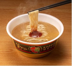 数量限定カップめん「一蘭とんこつ釜だれ」、店舗の味を忠実に再現した“お店のライバル”