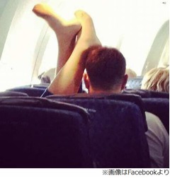 “恥ずかしい乗客達”CAが晒す、高々と裸足を上げる人や裸になる人……。