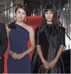 竹内結子＆橋本愛が美の競演、監督は“両手に花”でレッドカーペット。