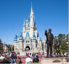 米ディズニーワールドに“スキューバ強盗”現れる、現金奪い水中に潜って逃走