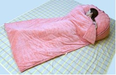 うたた寝誘う魅惑のクッション、ゴロンとしたくなる寝袋付きタイプも。