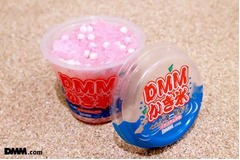 DMM.comがコンビニかき氷発売、数量・地域限定のイチゴラムネ味。