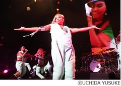 4年ぶりのTLC来日にファン感涙、天国のレフト・アイとの“絆”も。