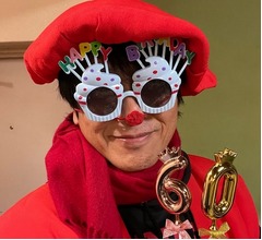 “サプライズ還暦祝い”赤いちゃんちゃんこ姿の高橋克典に「若すぎ」「60歳に見えない」