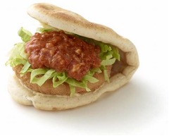 モス新商品に“チリクラブ”風、「海老カツフォカッチャ」が登場。