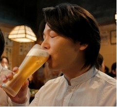 “16年来の親交”中村倫也と堤真一、「キリン一番搾り生ビール」CMで初共演