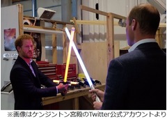 英王子がライトセーバーで対決、「スター・ウォーズ」撮影現場を訪問。