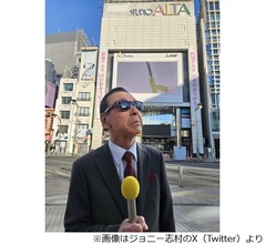 新宿アルタの前で“タモリ”が惜別ショット、「感慨深い」「アルタが似合う」の声