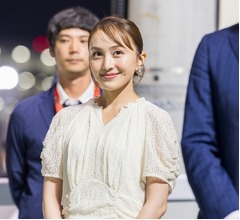 ももクロ・百田夏菜子“生の競馬”の迫力に興奮、表彰式でプレゼンター