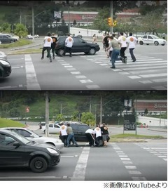 交通ルール違反に“実力行使”、横断歩道で停まった車を運ぶ男たち。