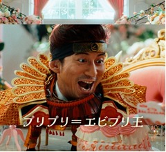 “エビプリ王”岡田准一照れる、結婚式場でCM撮影「ラブストーリーは久しぶり(笑)」