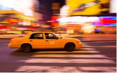ニューヨークからロサンゼルスまで、男性2人と運転手の米横断タクシー旅。