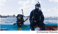 待望「テッド2」初の場面写真、ウエットスーツ姿で不満そうな2人…。