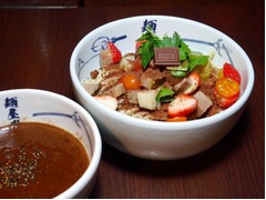 構想3か月のロッテ×麺屋武蔵、燻製チョコパウダー香る絶品つけ麺。