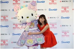 ミキティがキティちゃんHUG1号、40周年を立体デコケーキでお祝い。