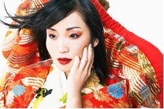 キンタロー。が美しい艶姿披露、第一線のスタッフ陣により“変身”。