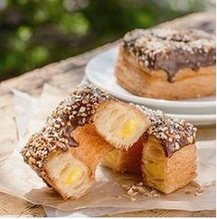 ローソンも“クロナッツ”参戦、チョコレートとストロベリーの2種類。