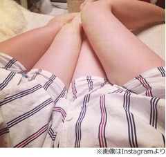 こじはる“太もも写真”に反響、リラックスした姿にファン興奮。