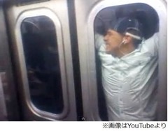 超危険な“地下鉄サーファー”、走行中のドア外側にしがみつく動画に非難。