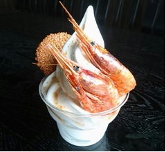 丸ごと2尾のせた“えびソフトクリーム”