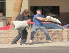 すれ違いざまに枕を渡し対戦、“路上ピローファイト”動画が話題に。