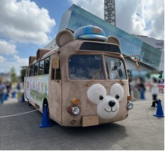 「ダッフィーバス」が“あなたの街”へ、ダッフィー&フレンズ20周年限定デザインで