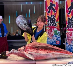 芹澤優“40kg・30万円の本マグロ”解体ショー、大先輩たちに食べてもらい大感激