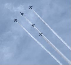 “東京2025世界陸上”開幕日にブルーインパルス、都内上空を飛行