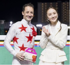 ももクロ百田“ダート競馬の祭典”でプレゼンター、ルメール騎手らに花束贈呈