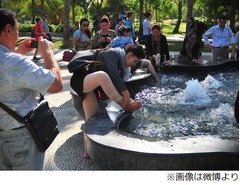 観光地の噴水で足洗いはアリ？ “マナー違反”に中国ネットは賛否両論。