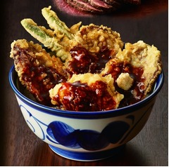 てんやが“ローストビーフ天”、ポテサラ天と共に盛り付けた天丼。