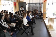 女性30人が“ダメ恋”卒業式、傳田真央の新アルバム発売記念で。