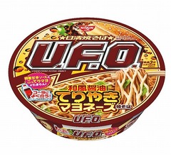 コーラによく合う「日清焼そばU.F.O.」てりやきバーガーの味わい