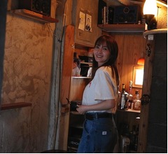 “高円寺好き”新山千春、14歳下の夫と念願の有名銭湯「小杉湯」へ