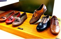婦人靴は“おじ靴”がトレンド、紳士靴の様式を取り入れ流行中。