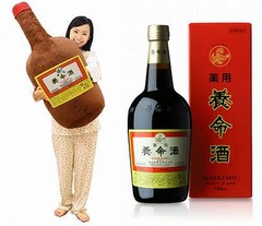 “養命酒抱き枕”さらに大きく、今年は史上最大の全長100センチに。