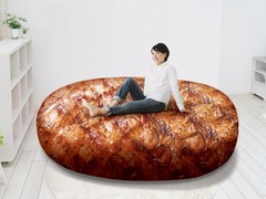 超巨大な“熟成塊肉ッション”、ステーキガストが80万円で制作の景品。