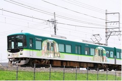 キキ&ララトレインが出発進行、サンリオ描き下ろしのラッピング電車。