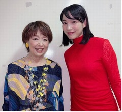 “アキ”のん&“夏ばっぱ”宮本信子、「あまちゃん」2ショットにファン歓喜