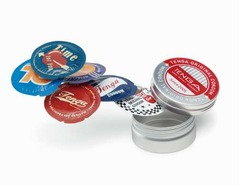 TENGA初“楽しい”コンドーム、丸いアルミ缶の中に丸い6種のパッケージ。
