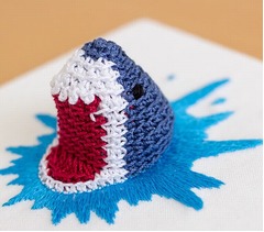 「編み物×刺繍でサメを作ってみた」に反響