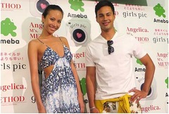 アンジェリカ＆ユージが美BODY、「さすがモデル」2人揃って腹筋披露。
