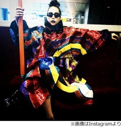 山本寛斎がガガにジャケット贈る、日本公演終え離日する際に着用。