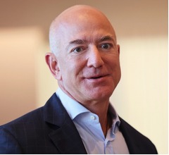 Amazon創業者のジェフ・ベゾス氏、“宇宙から帰還”婚約者を出迎えるときにコケた