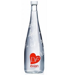 今年も「エビアン」限定ボトル、デザインはDiane von Furstenberg氏。