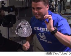 “水のボール”内から見た世界、NASAが「GoPro」使い無重力空間で実験。