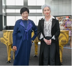 “大の親日家”シンディ・ローパー、小池百合子都知事と対談