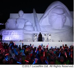 「スター・ウォーズ」の巨大雪像お披露目