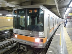 銀座線に「01系譲渡記念列車」、譲渡契約成立の熊本電鉄と同時運行。